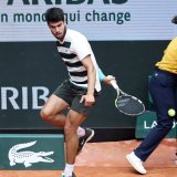 Carlos Alcaraz s'est facilement qualifié pour le 2e tour de Roland-Garros. KEYSTONE/EPA/CHRISTOPHE PETIT TESSON